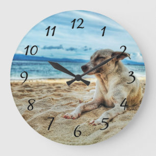 Hund relaxeringsdag vid Beach, Ocean Sand & Sol Stor Klocka