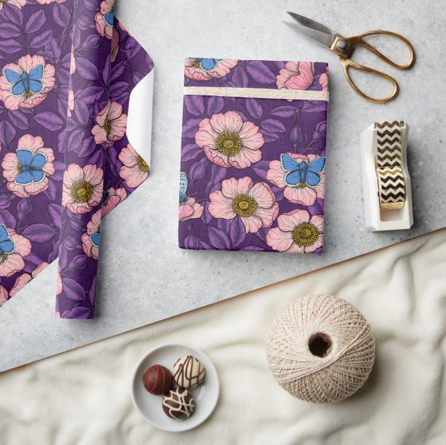 Hund ro och fjärilar i rosa och lila presentpapper (Hantverk)