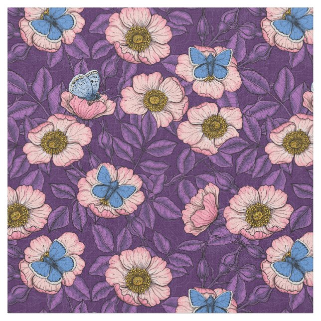 Hund ro och fjärilar i rosa och lila tyg (Närbild)