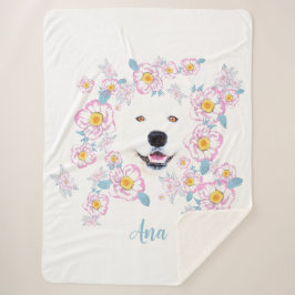 Hund Samoyed och rosa blommor