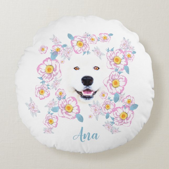 Hund Samoyed och rosa blommor, anpassat namn Rund Kudde (Framsidan)