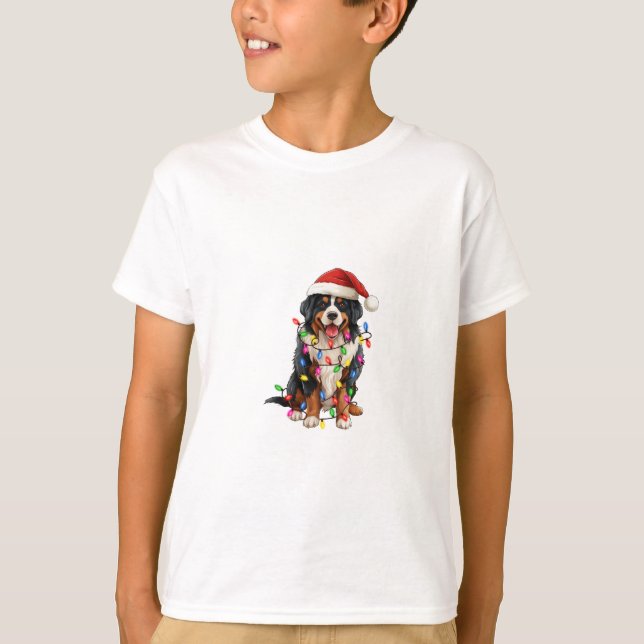 Hund Santa Hat vid lycklig julberget T Shirt (Framsida)