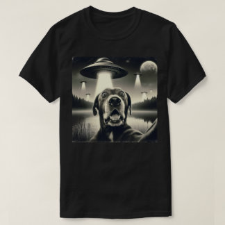 Hund selfie med UFO T Shirt