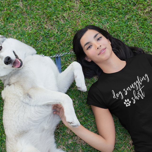 Hund Snuggling Shirt T Shirt (Skapare uppladdad)