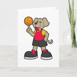 Hund som basketbollspelare med basketboll kort