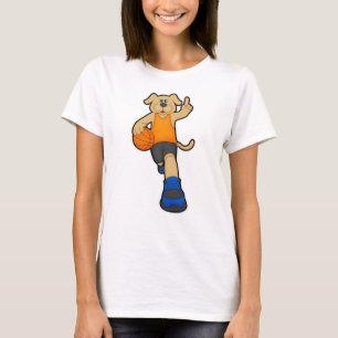 Hund som basketspelare med basket t shirt