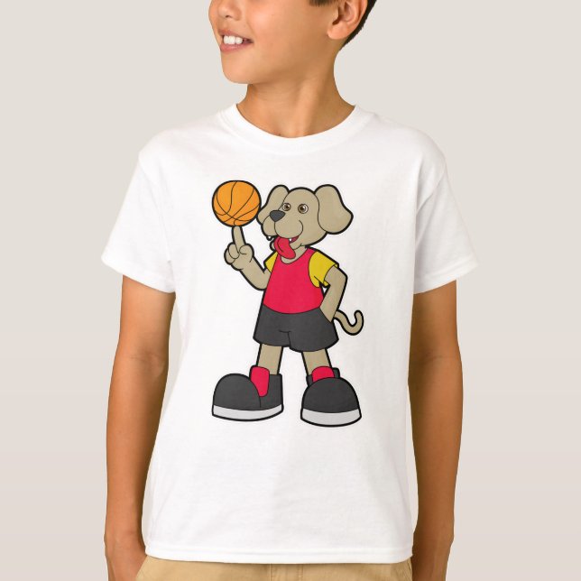Hund som basketspelare med basket t shirt (Framsida)