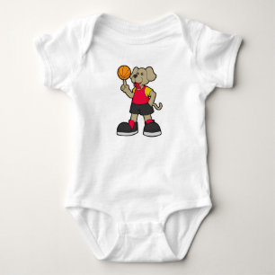 Hund som basketspelare med basket t shirt