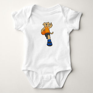 Hund som basketspelare med basket t shirt
