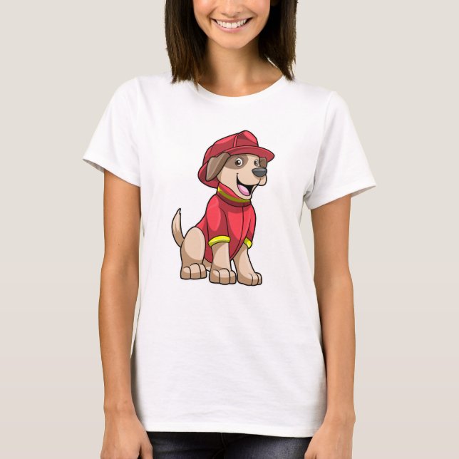 Hund som brandman med brandhjälm t shirt (Framsida)
