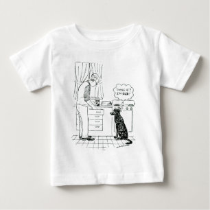 Hund som får äldre tee shirt