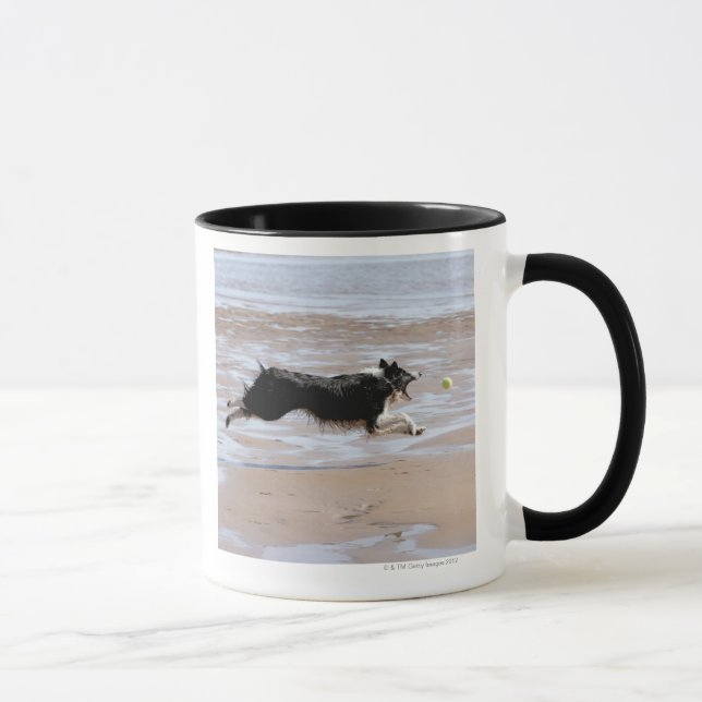 Hund som jagar en boll på stranden mugg (Höger)