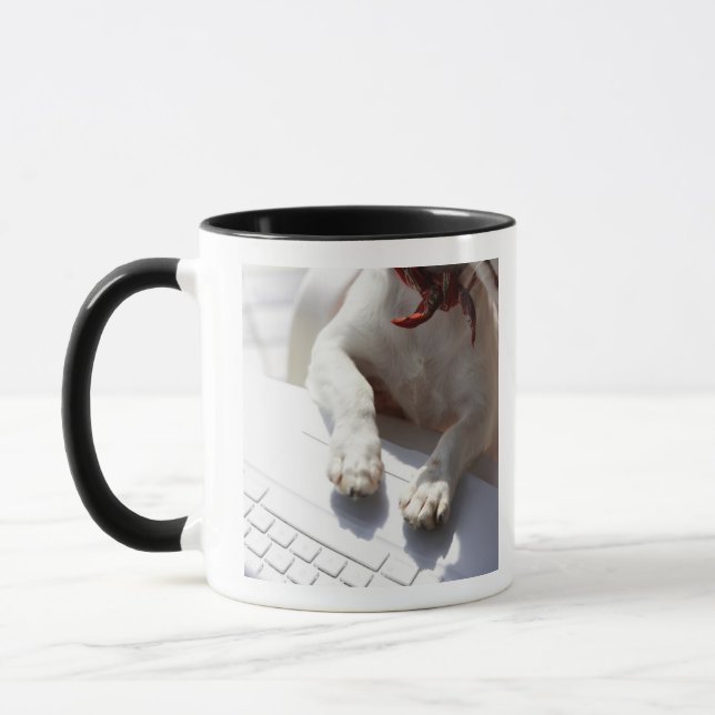 Hund som sätter hans händer på en bärbar dator mugg (Vänster)