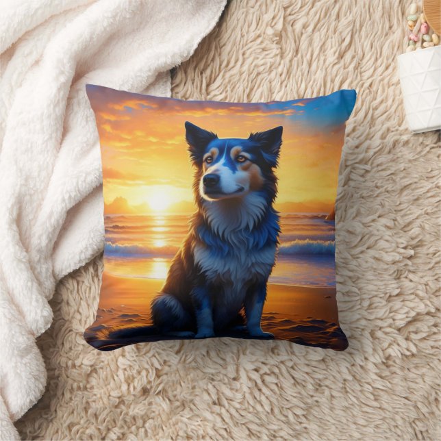 Hund som sitter på Ocean Beach vid solnedgång Kudde (Filt)