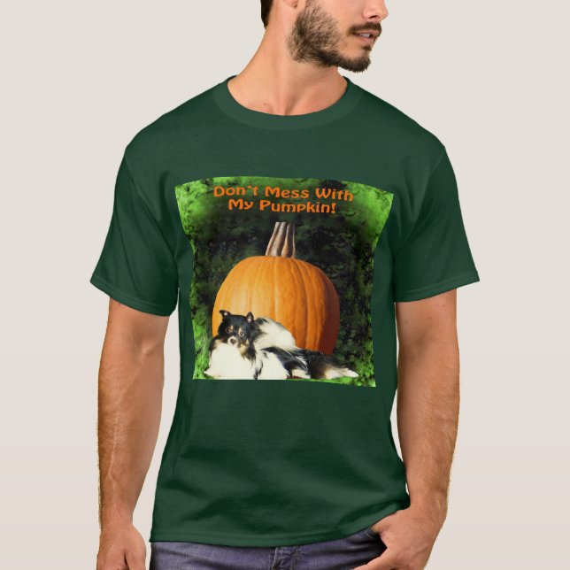 Hund som skyddar stor pumpa tee shirt (Framsida)