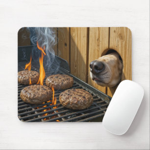 Hund som sniffar på hamburgare på en grill musmatta