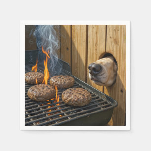 Hund som sniffar på hamburgare på en grill pappersservett