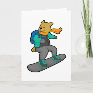 Hund som snowboardåkare med snowboard och ryggsäck kort