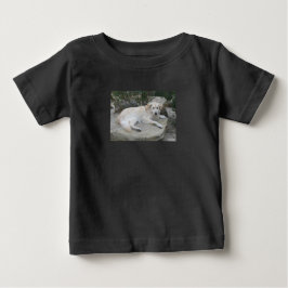 Hund som vilar på en sten t shirt