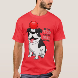 Hund spelar med en röd Boll T Shirt
