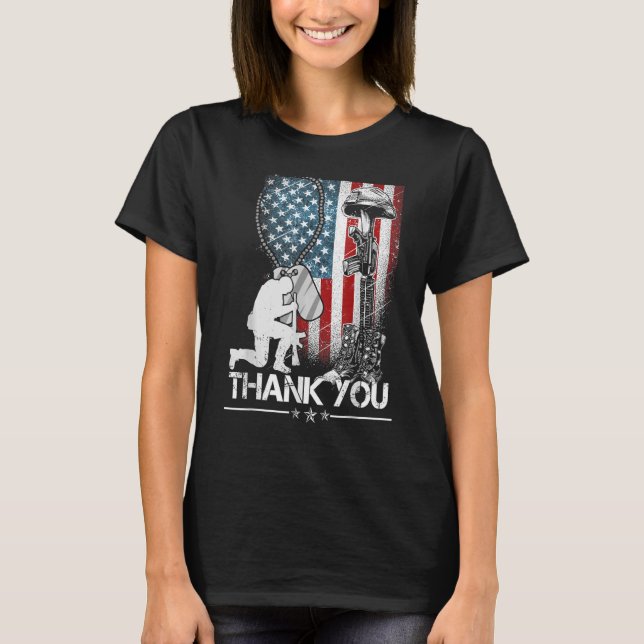 Hund T för militära högtidliga minnesdagars Flagga T Shirt (Framsida)