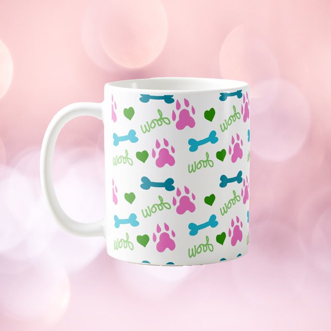 Hund Tass Bone Heart Woof Mönster Rosa Kaffemugg (A mug with a pattern of dog paws, bones, hearts and woof)