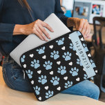 Hund Tassar, Blå Tassar, Vita hjärtan, Ditt namn Laptop Fodral<br><div class="desc">Cute,  roligt och vackra mönster med blå tassar och vita hjärtan. Modern gåva och trendig,  perfekt för hund älskare i ditt liv. Anpassa genom att lägga till namn,  smeknamn,  monogram eller initialer.</div>