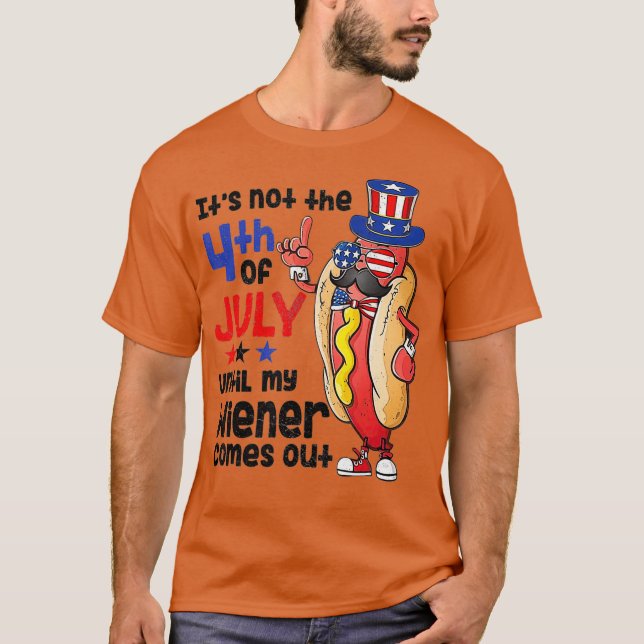 Hund Wiener kommer ut från Vuxen Hett 4:e juli T Shirt (Framsida)