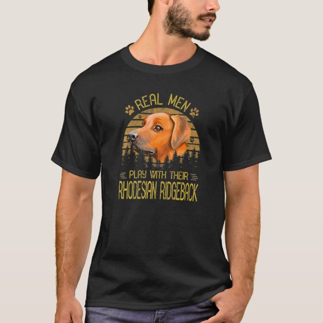 Hundar 365 Real Manar leker med sin Rhodesianridge T Shirt (Framsida)