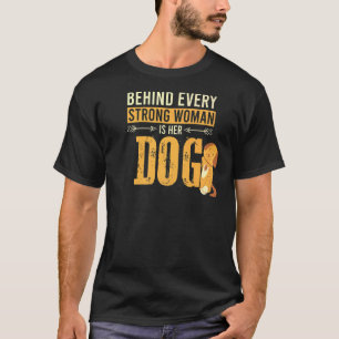 Hundar äger bakom varje stark kvinna är hennes Hun T Shirt