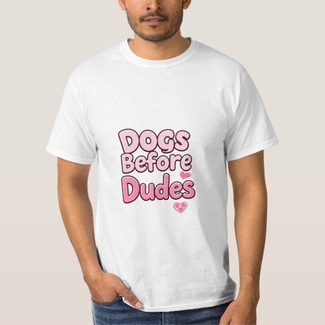 "Hundar before Dudes - Funny Feminist Pet Quote" T Shirt (Framsida)