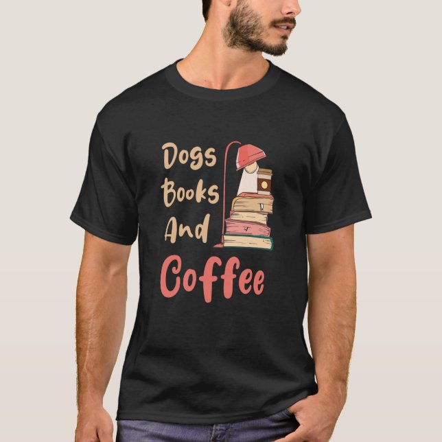 Hundar Böcker Och Kaffe Kaffe Drickare Boknördar   T Shirt (Framsida)