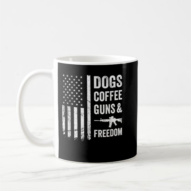 HUNDAR COFFEE GUNS & FREEDOM - Funny Pro Gun Ameri Kaffemugg (Vänster)