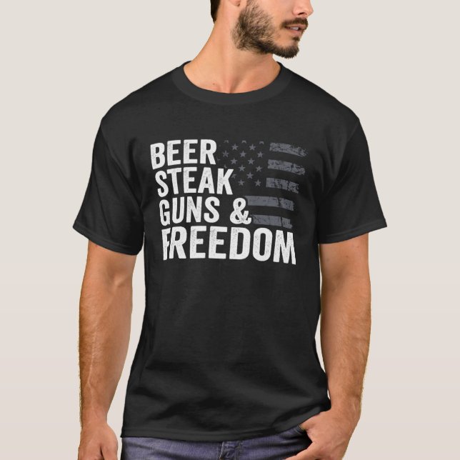 Hundar Coffee Guns & Freedom Pro USA flagga Gun T Shirt (Framsida)