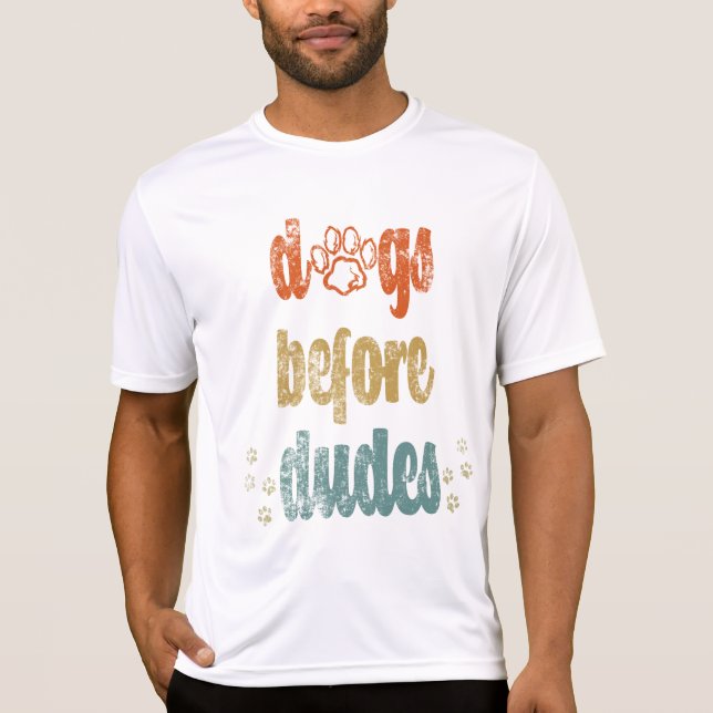 Hundar före duvor | De bästa gåvorna till hundägar T Shirt (Framsida)