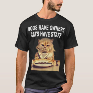 Hundar har ägare, katter har personal Humor  T Shirt