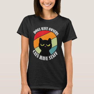 Hundar har ägare katter har personal  katt meme t shirt