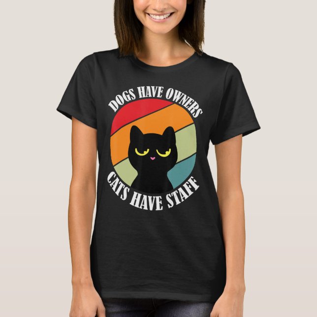 Hundar har ägare katter med kattnummer t shirt (Framsida)