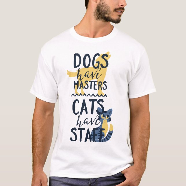Hundar har styr katter har att bemanna T-tröja T Shirt (Framsida)