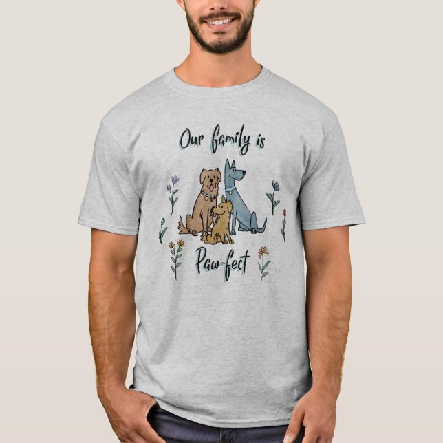 Hundar i den trädgårds- droppen | vår familj är t shirt (Framsida)