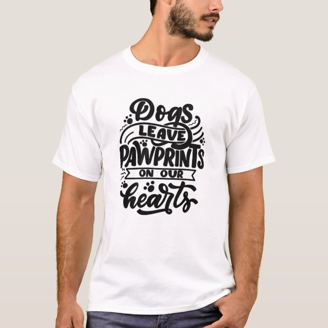 Hundar lämna tassavtryck på våra hjärtan t shirt (Framsida)