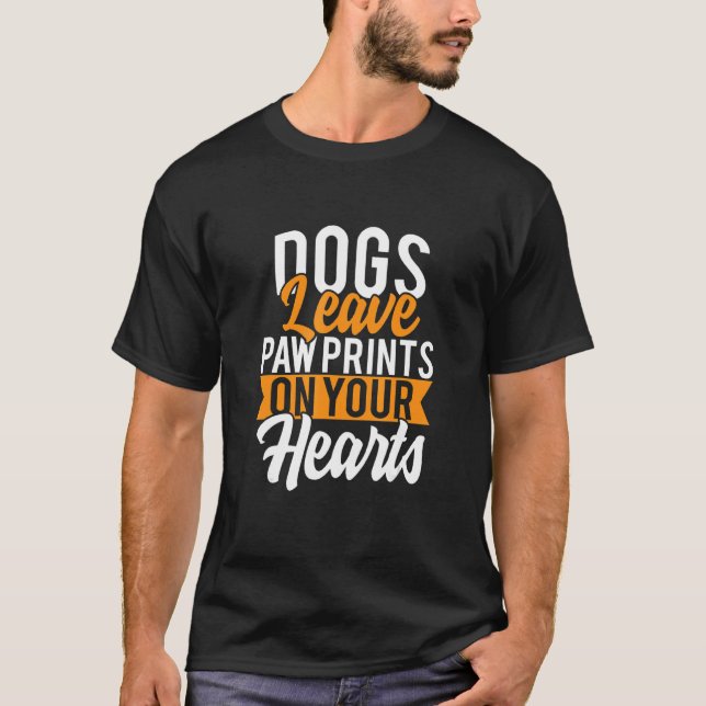 Hundar Lämnar Tassavtryck i hjärtat T Shirt (Framsida)