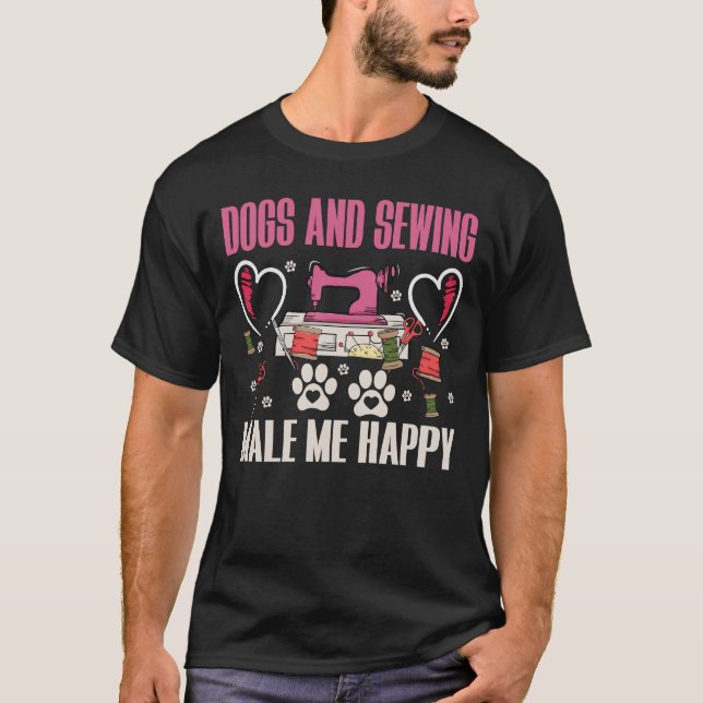 Hundar Och Syddning Gör Mig Glad T-Shirt (Framsida)