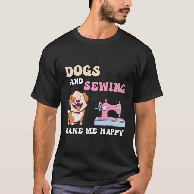 Hundar Och Syddning Gör Mig Glad T-Shirt (Framsida)