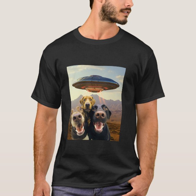 Hundar tar Selfie med UFO Funny Alien Puppy Hund T Shirt (Framsida)