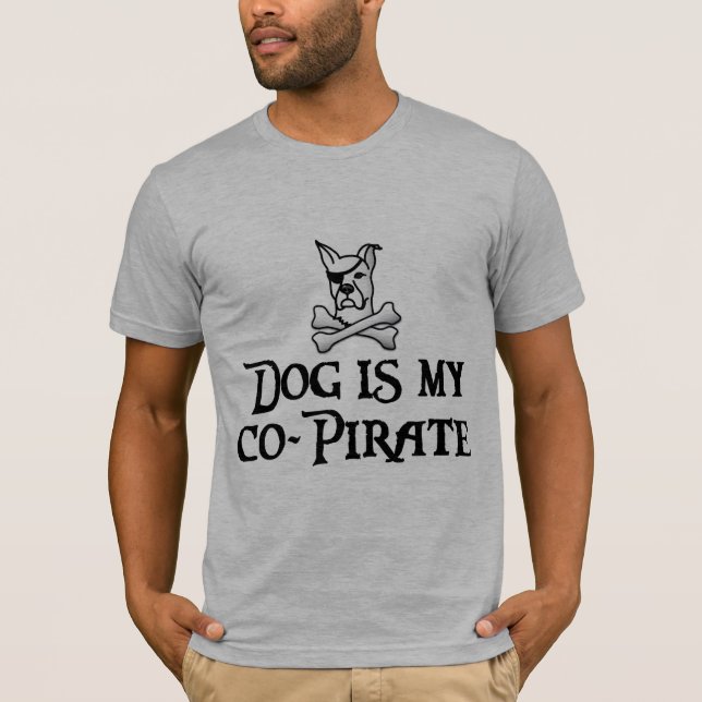 Hunden är min Co-Piraten utslagsplats Tee Shirt (Framsida)