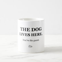 Hunden bor här du är gästen Rolig hundmugg