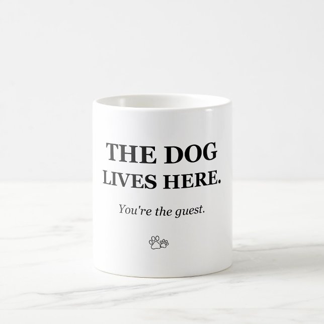 Hunden bor här du är gästen Rolig hundmugg Kaffemugg (Skapare uppladdad)