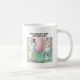 Hunden kissar på snögubben kaffemugg