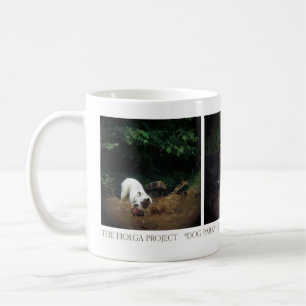 Hunden parkerar muggen kaffemugg